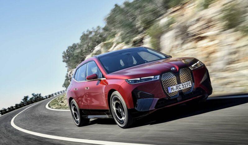 Elektrické SUV BMW iX M60 v matné barvě